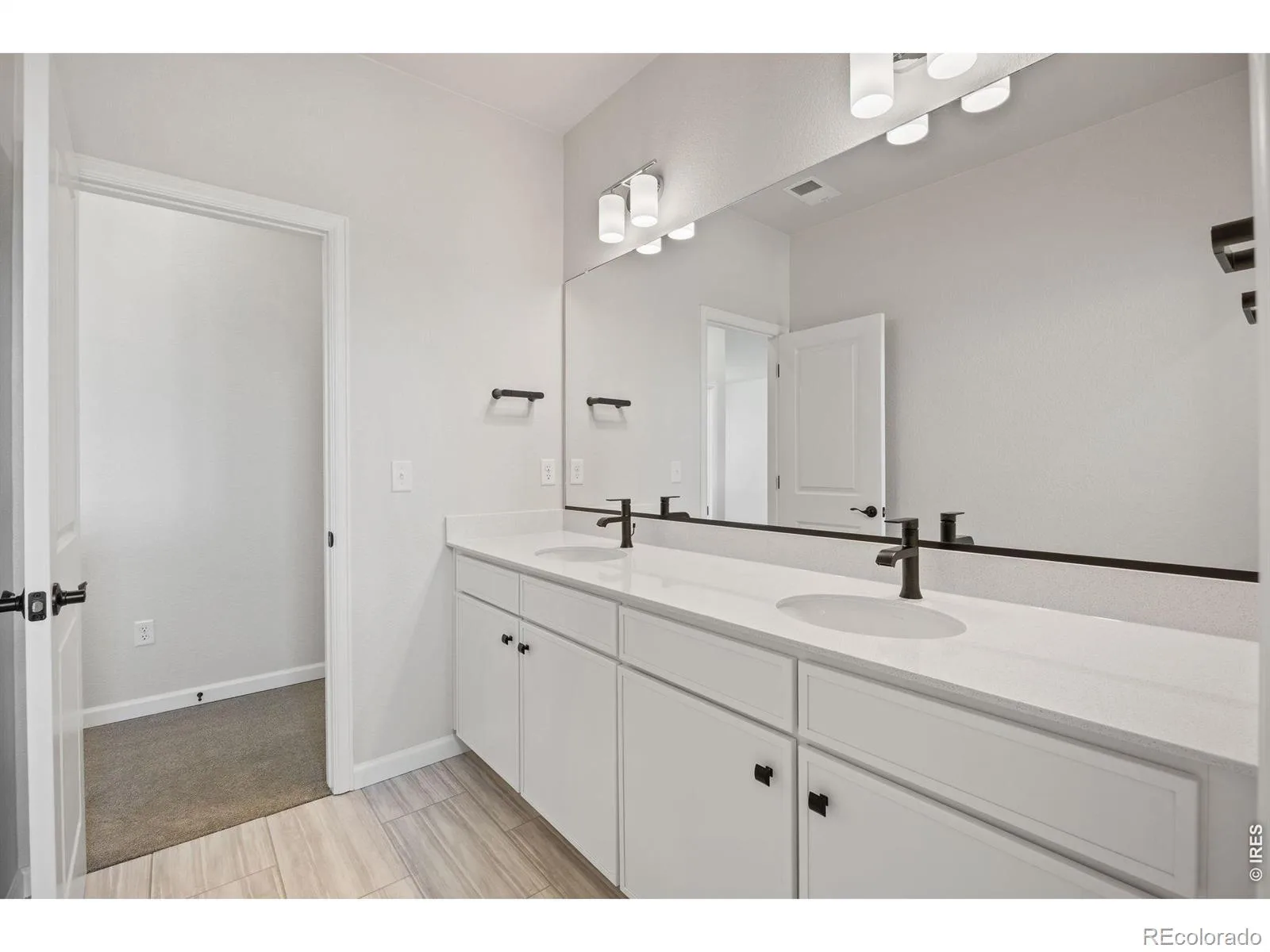 24376 E 35th Drive Aurora CO 80019 | MLS #RECIR1054406 09232026055709 1600 26
