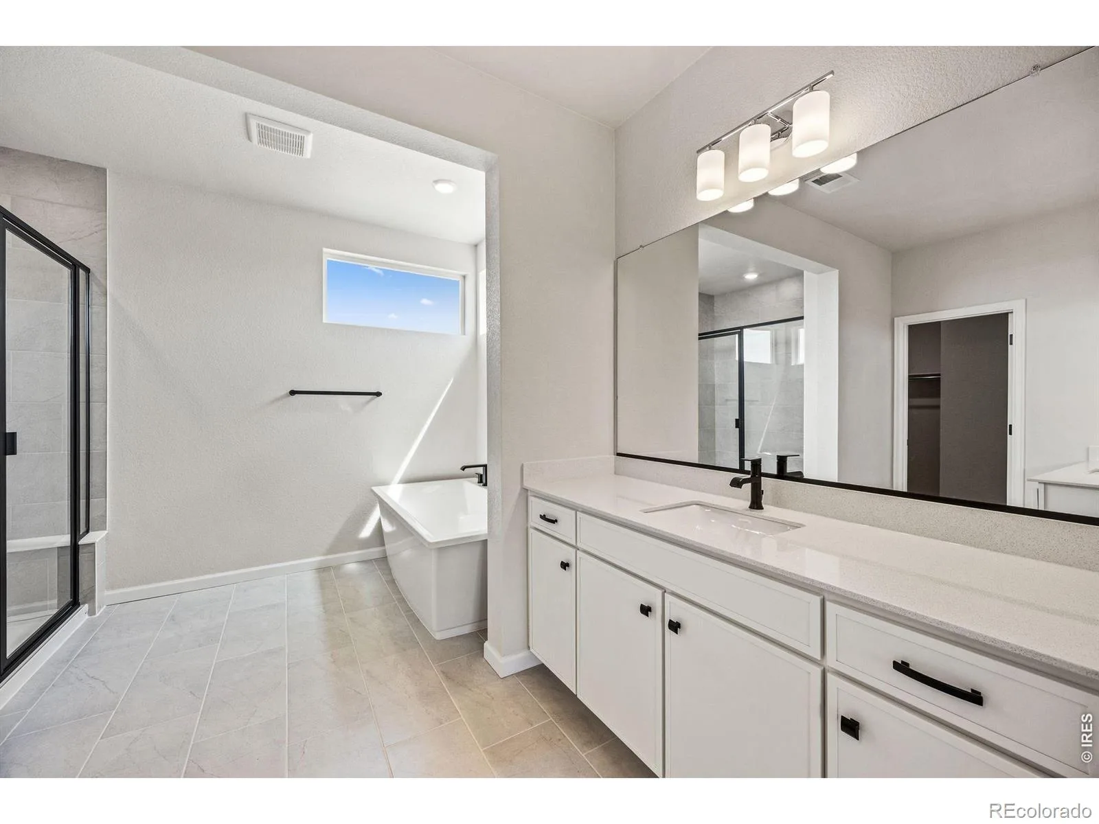24376 E 35th Drive Aurora CO 80019 | MLS #RECIR1054406 09232026055709 1600 33