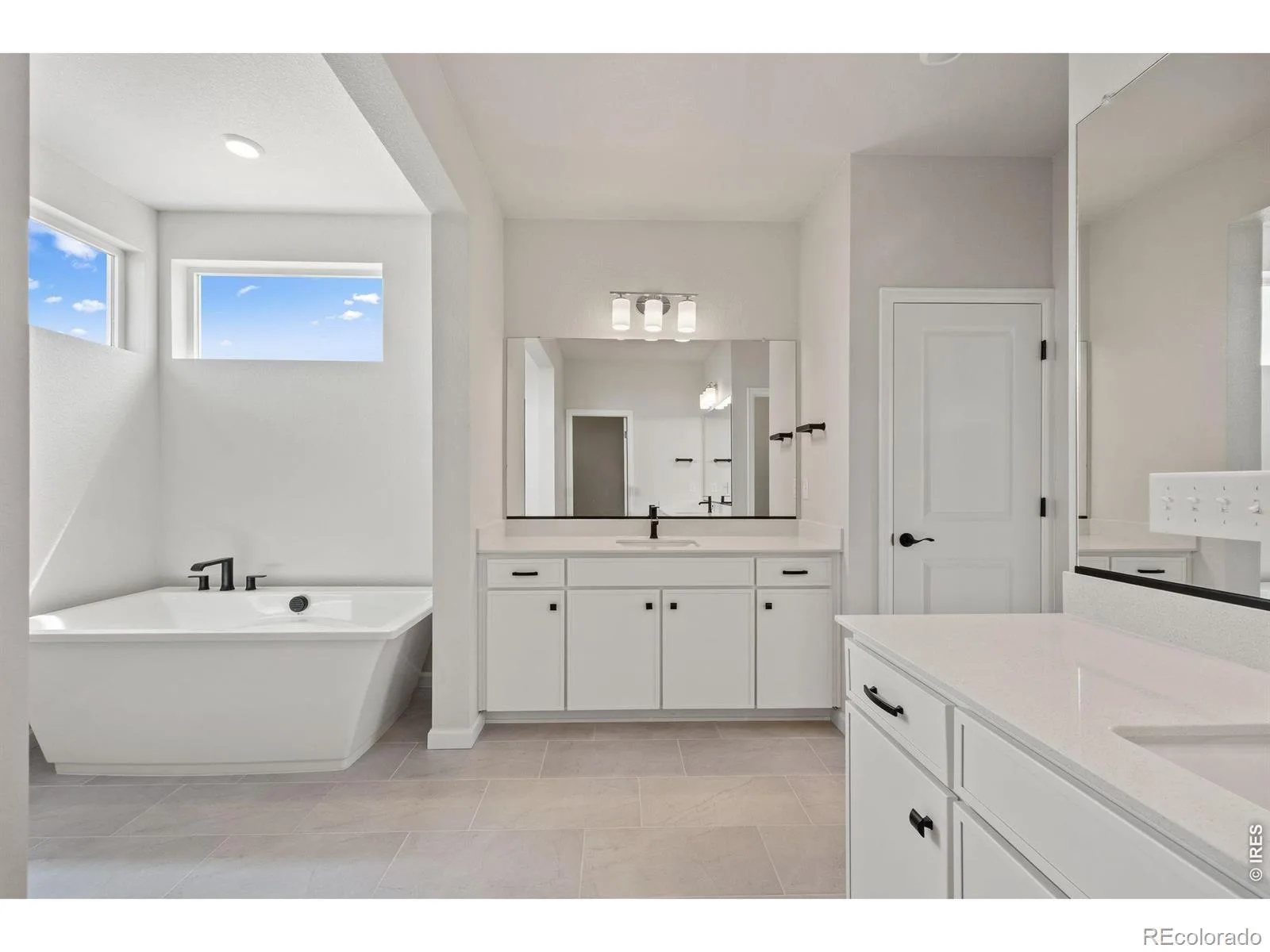 24376 E 35th Drive Aurora CO 80019 | MLS #RECIR1054406 09232026055709 1600 37