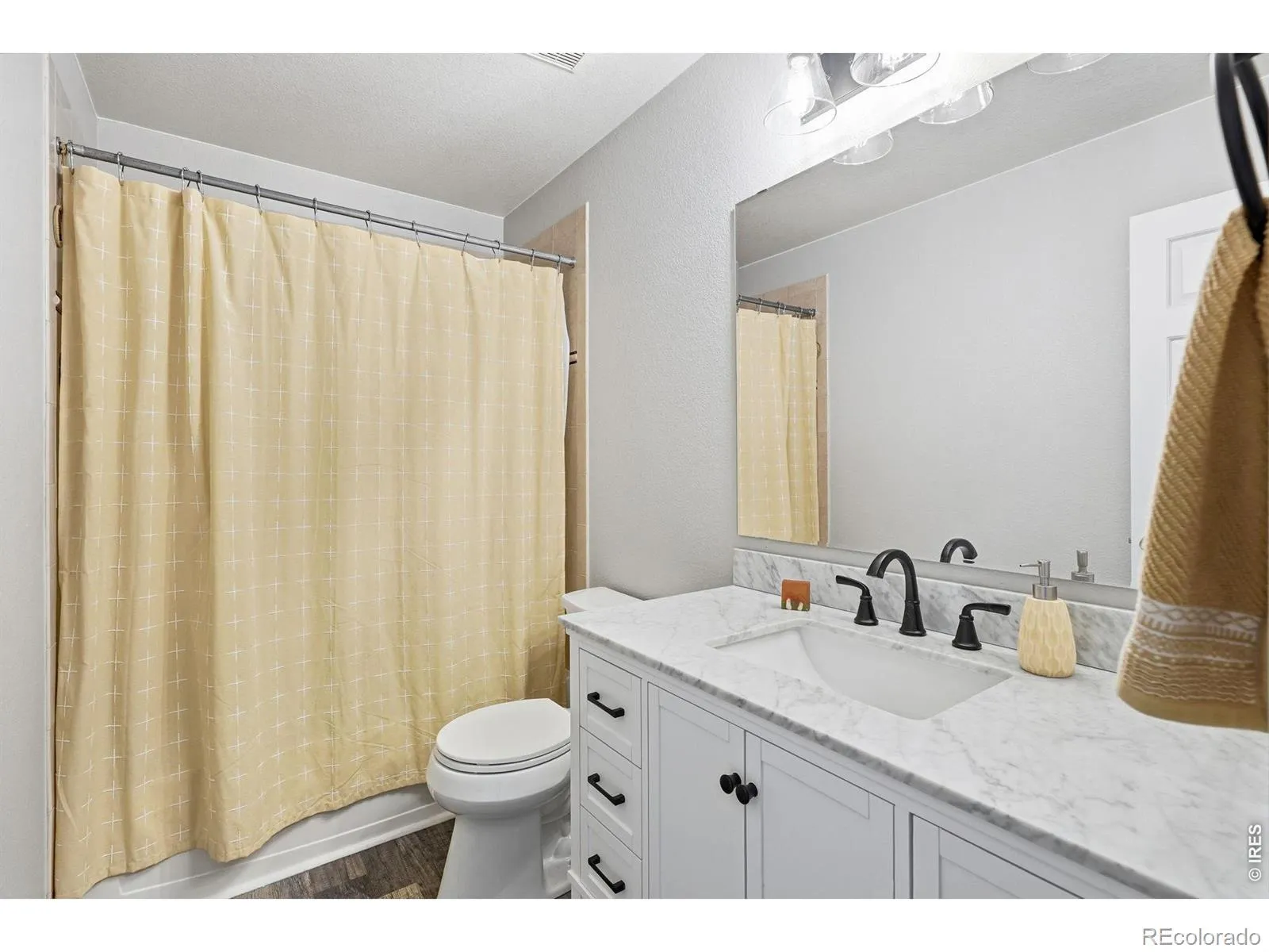 5204 Clover Basin Drive Longmont CO 80503 MLS #RECIR1054977 04302026010608 1600 23