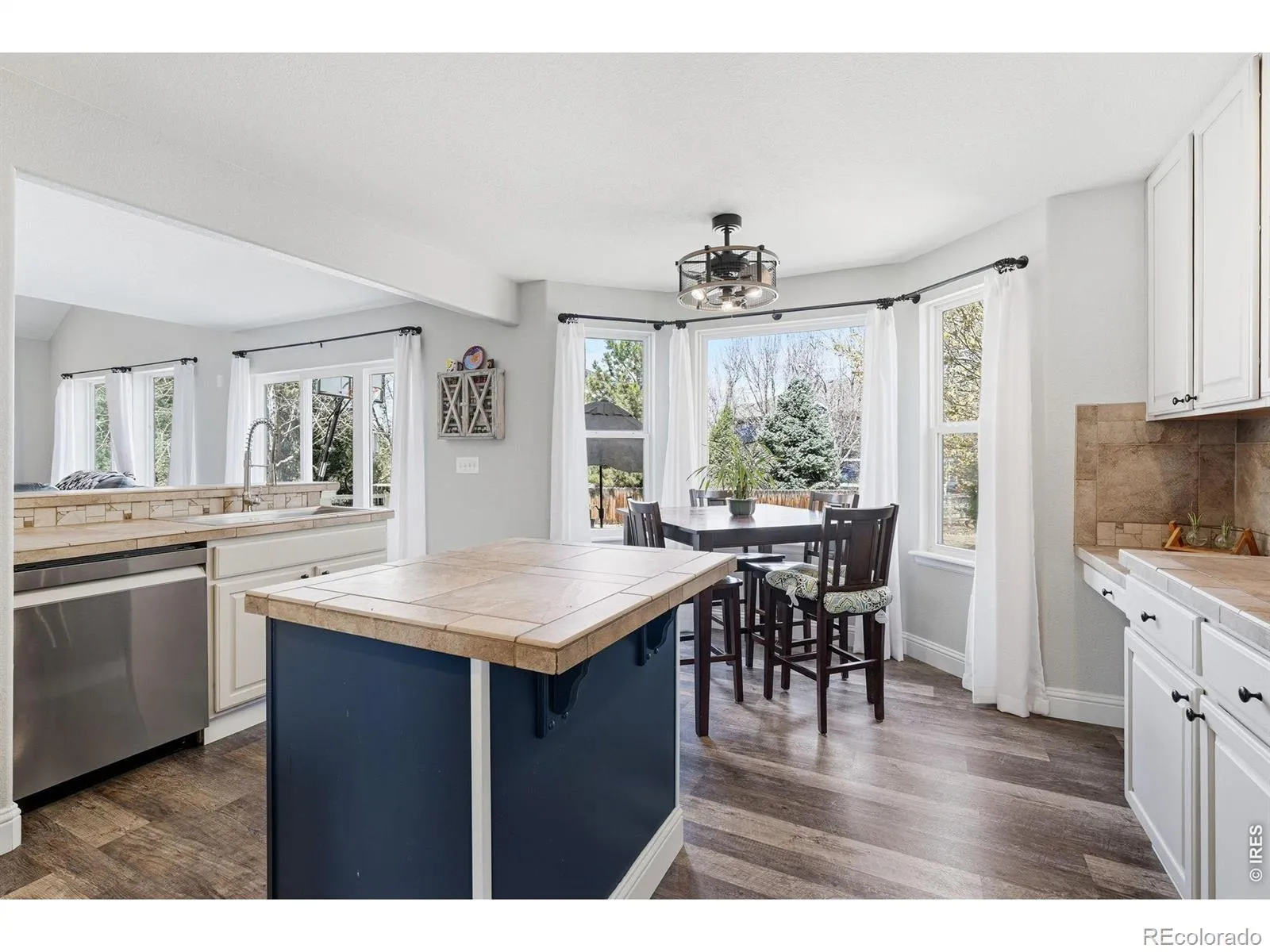 5204 Clover Basin Drive Longmont CO 80503 MLS #RECIR1054977 04302026010608 1600 8