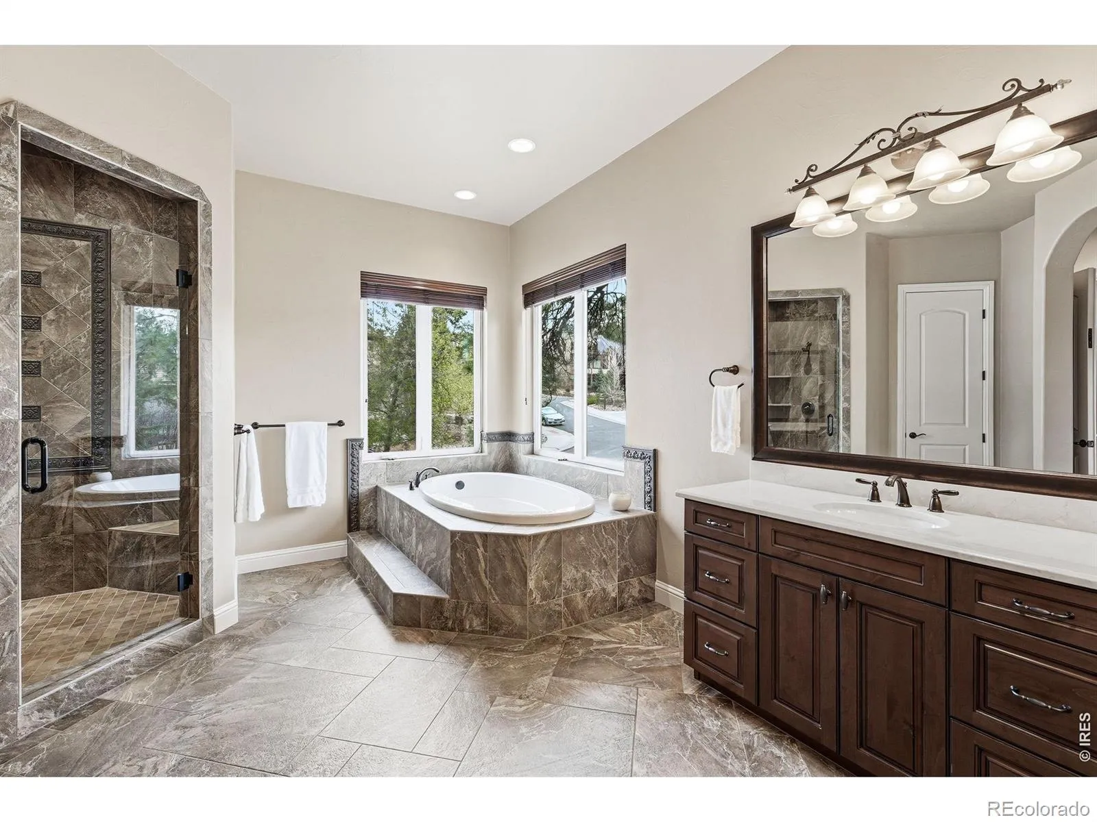 5025 Knobcone Drive Castle Rock CO 80108 MLS #RECIR1055640 04102026004534 1600 21