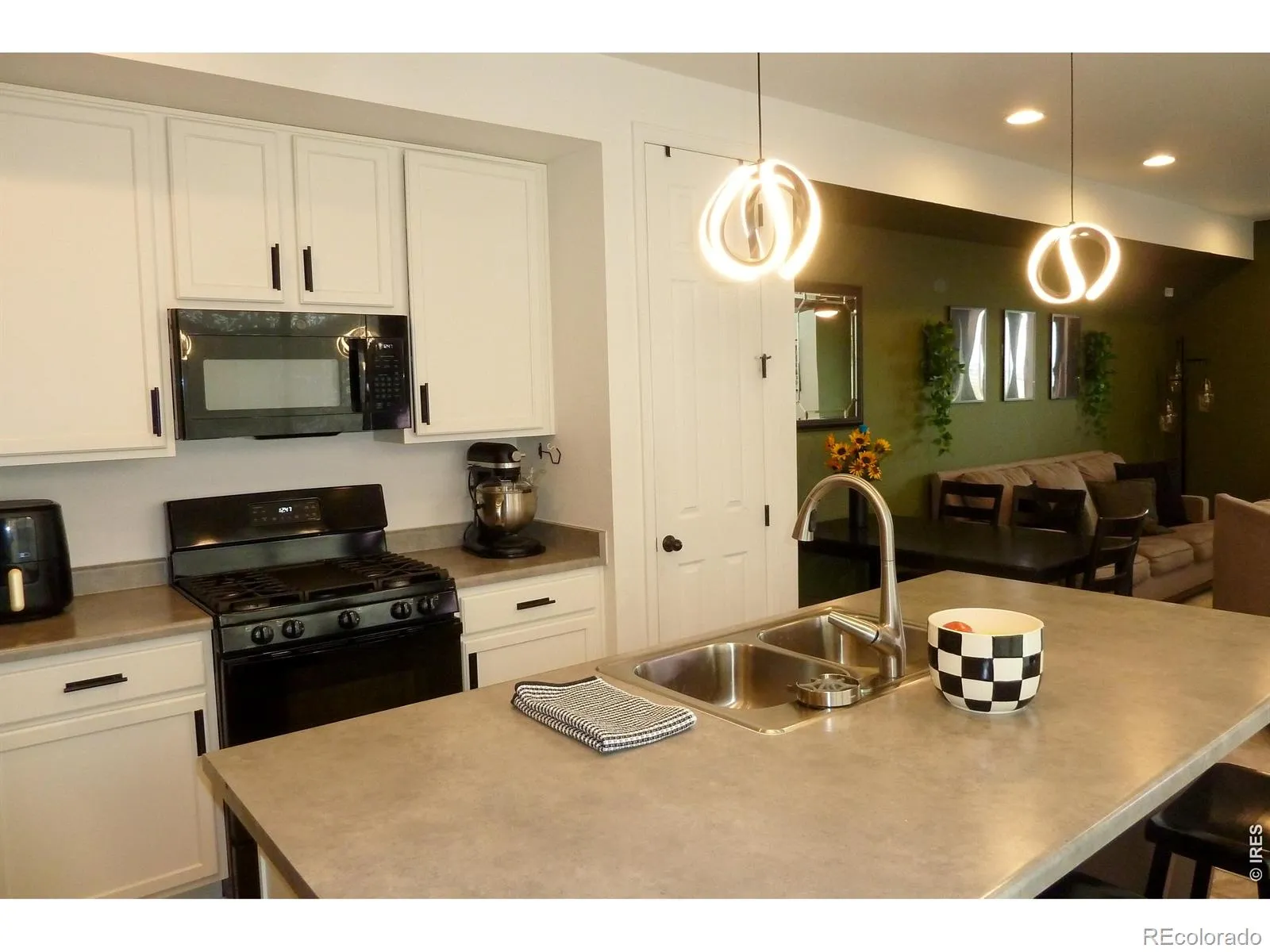 44 N Trussville Street Aurora CO 80018 | MLS #RECIR1056299 04302026212155 1600 7