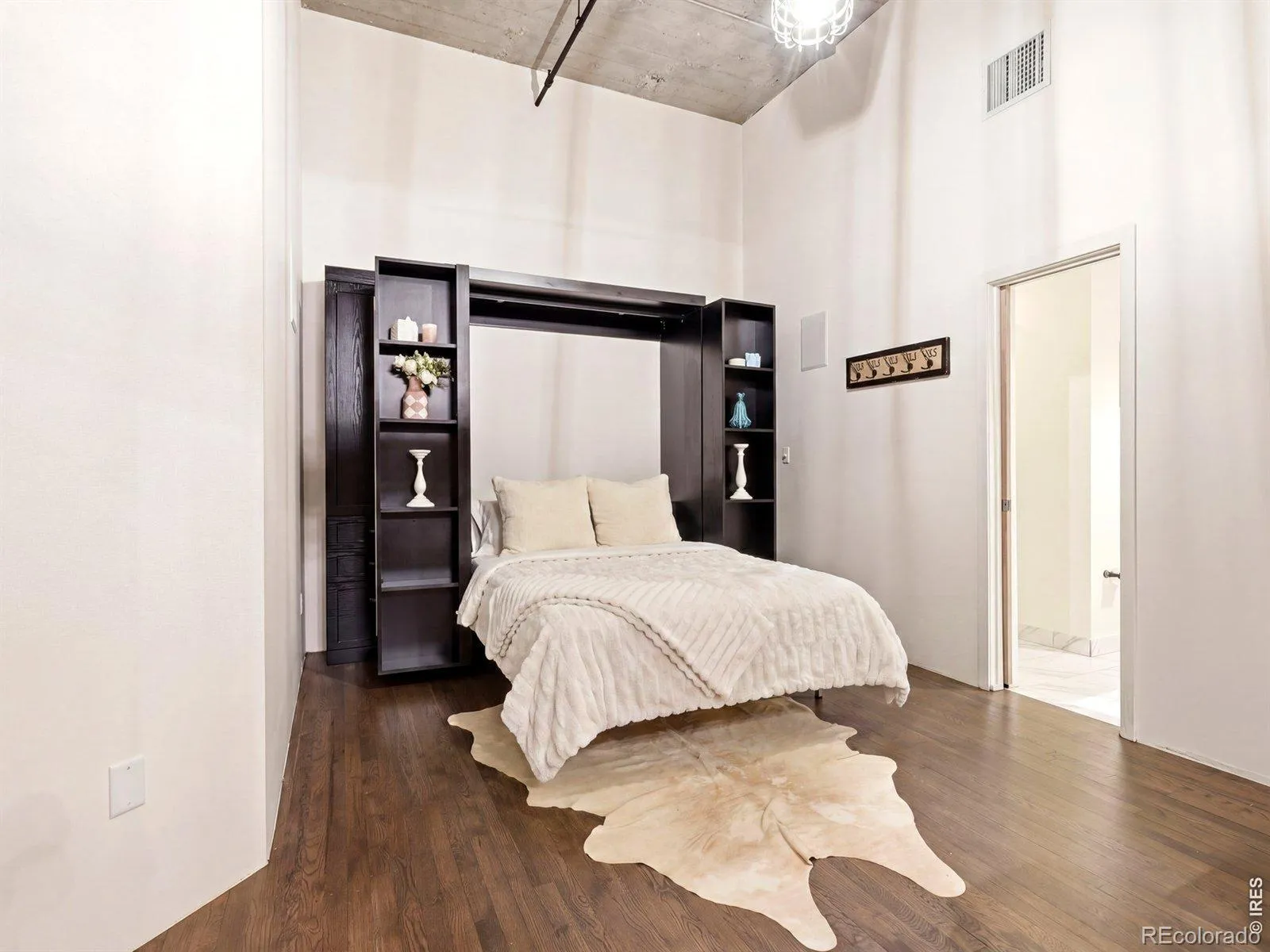 04192026000758 1600 33