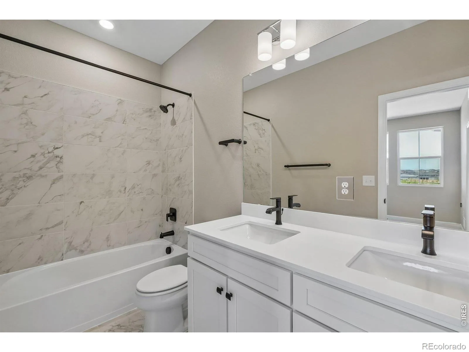24406 E 35th Drive Aurora CO 80019 | MLS #RECIR1057455 09222026000525 1600 13