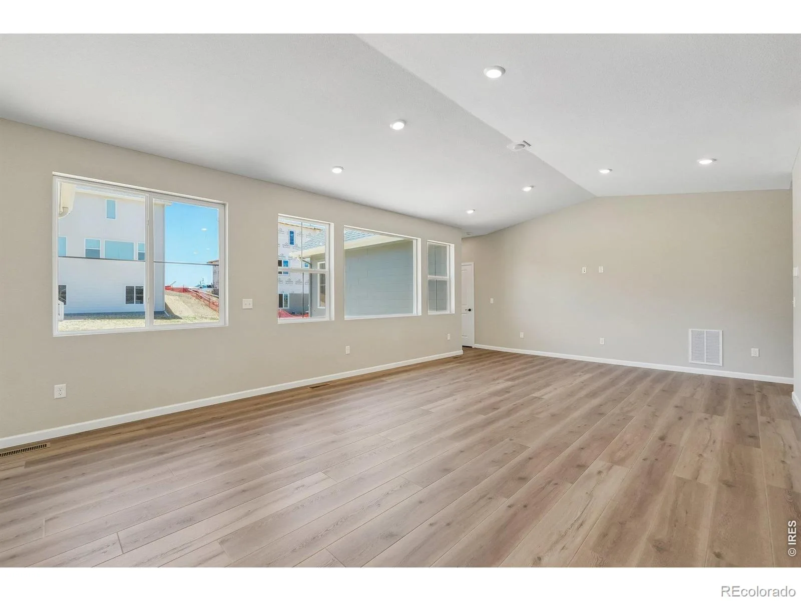 24406 E 35th Drive Aurora CO 80019 | MLS #RECIR1057455 09222026000525 1600 2
