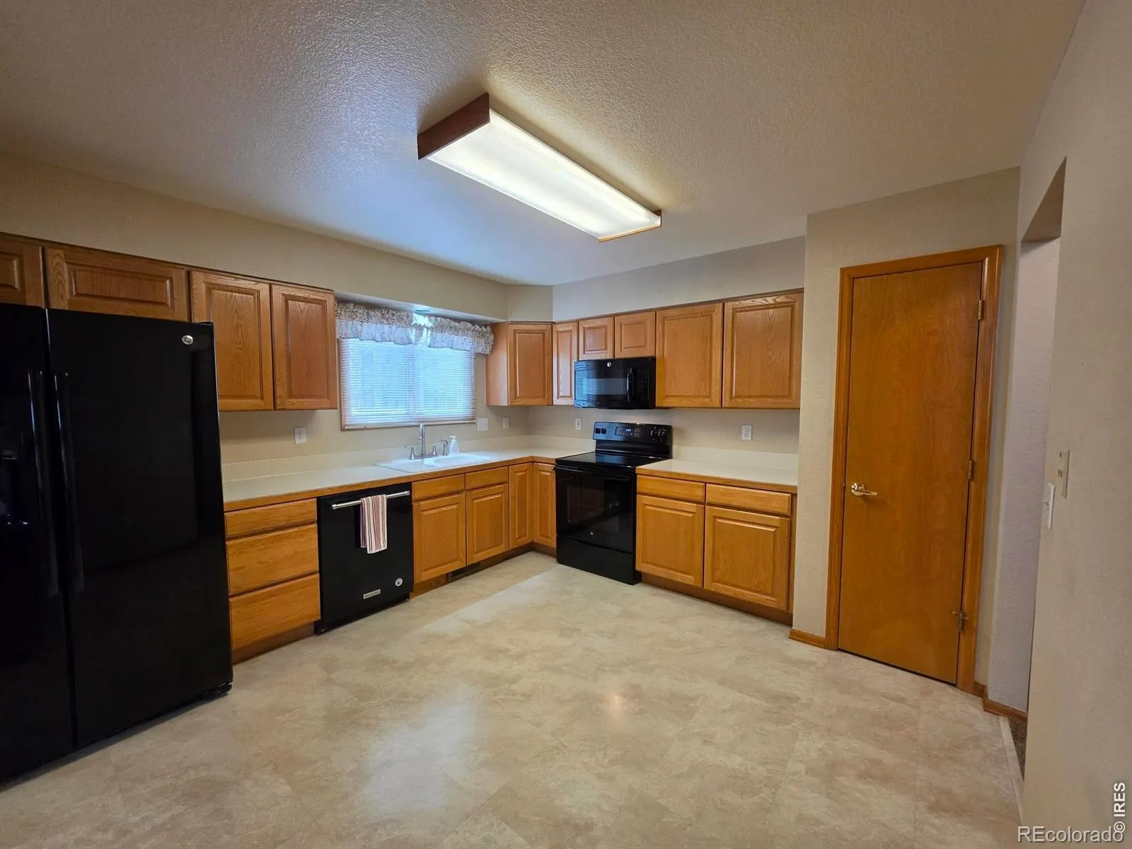 1526 Tulip Court Longmont CO 80501 MLS #RECIR1057894 04302026212403 1600 22