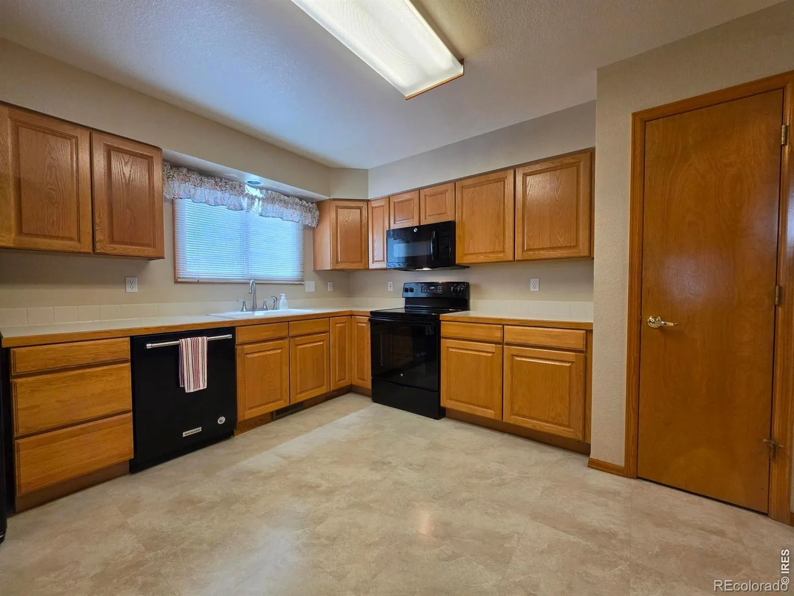 1526 Tulip Court Longmont CO 80501 MLS #RECIR1057894 04302026212403 1600 26