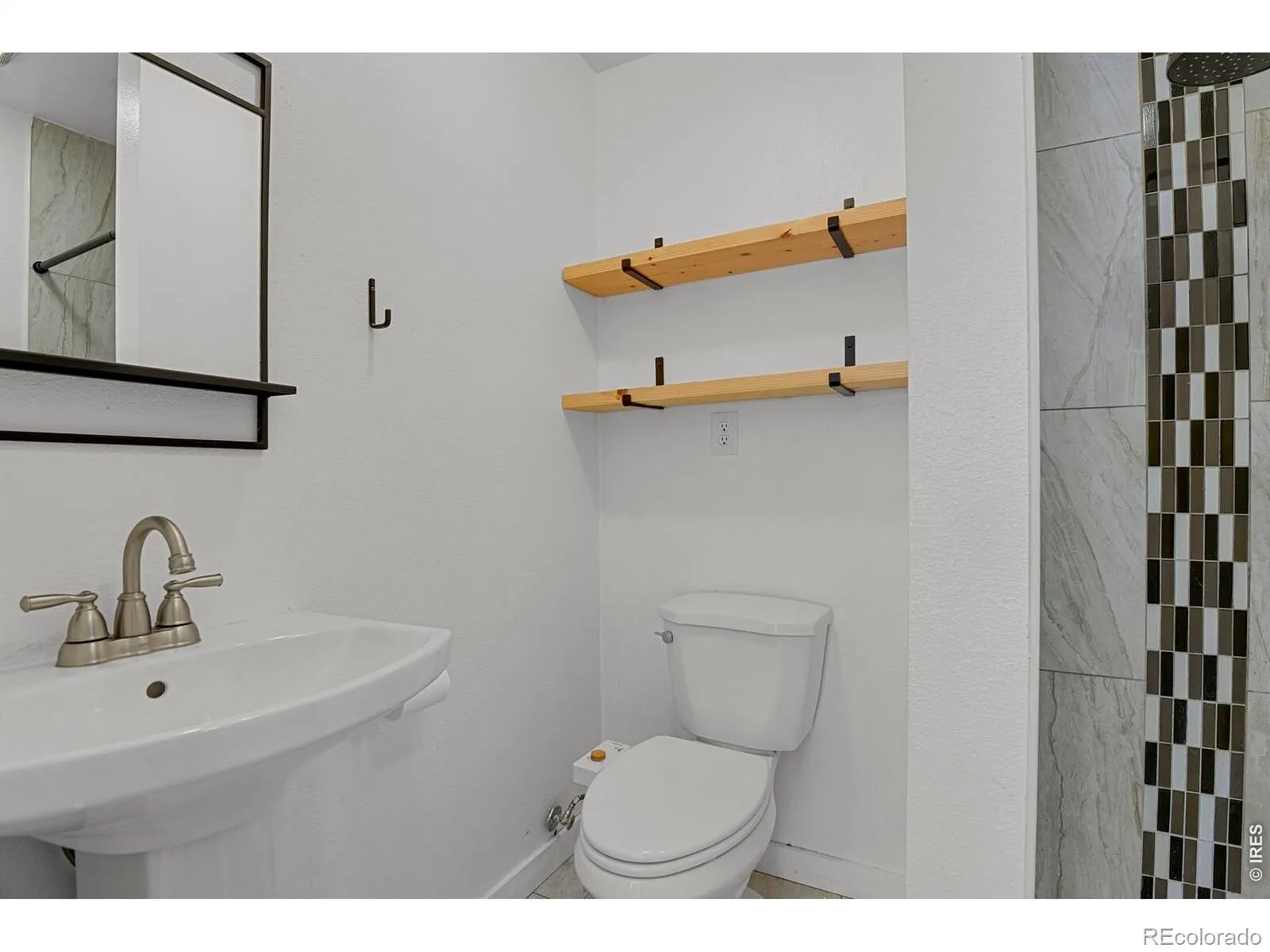 1216 Kingston Street Aurora CO 80010 MLS #RECIR1058252 05052026225400 1600 12