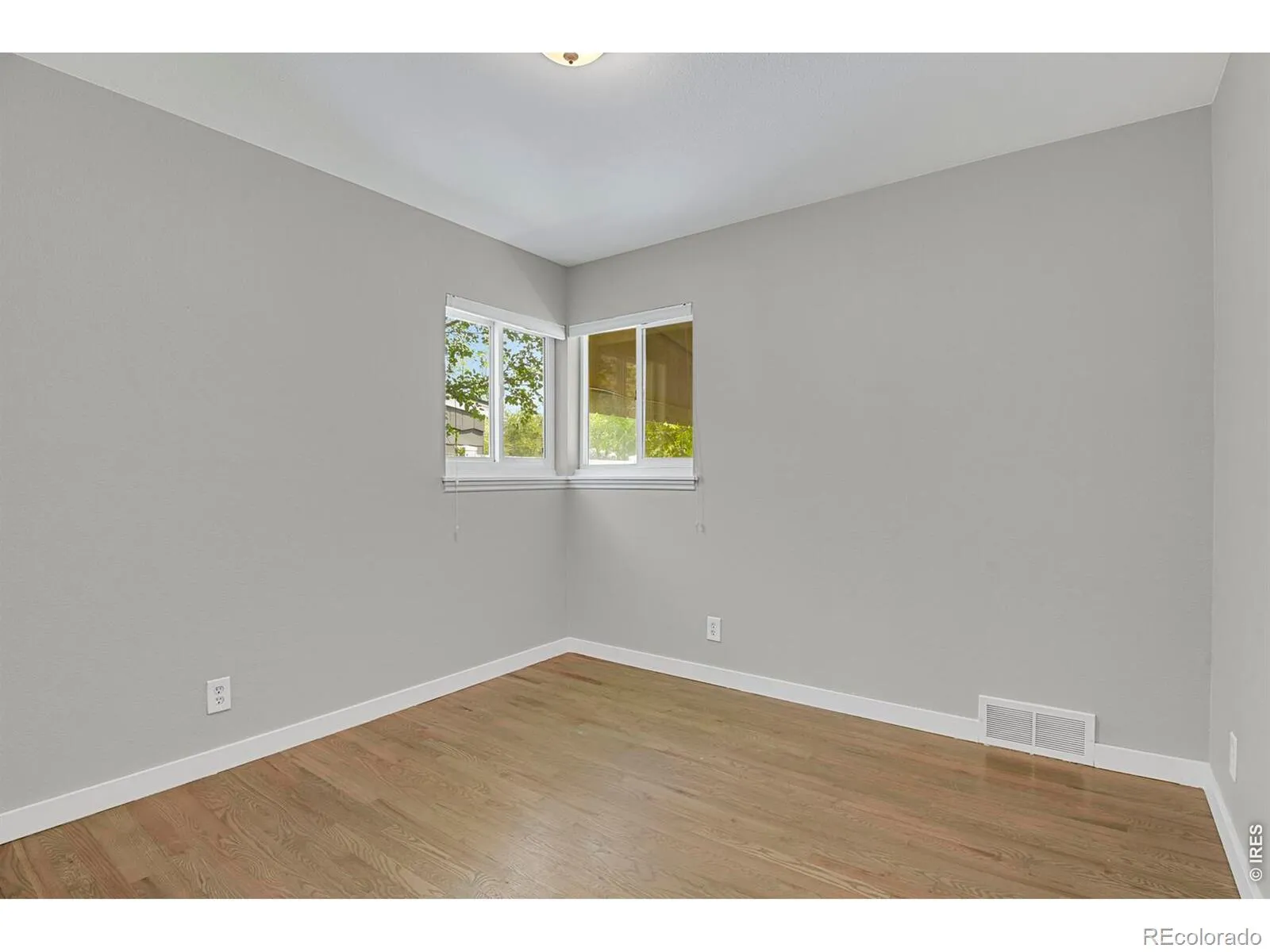 1216 Kingston Street Aurora CO 80010 MLS #RECIR1058252 05052026225400 1600 14