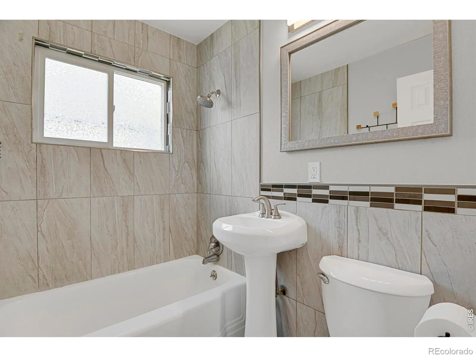 1216 Kingston Street Aurora CO 80010 MLS #RECIR1058252 05052026225400 1600 15
