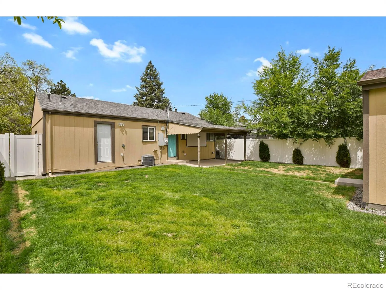 1216 Kingston Street Aurora CO 80010 MLS #RECIR1058252 05052026225400 1600 19