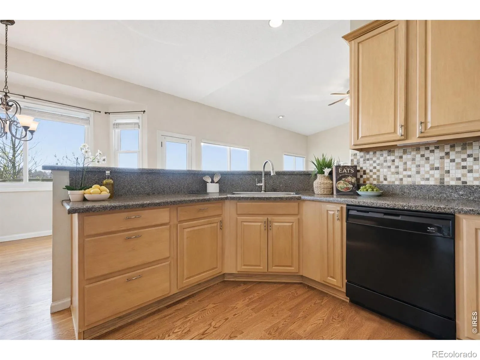 1425 W 12th Avenue Broomfield CO 80020 MLS #RECIR1058491 05102026094708 1600 6