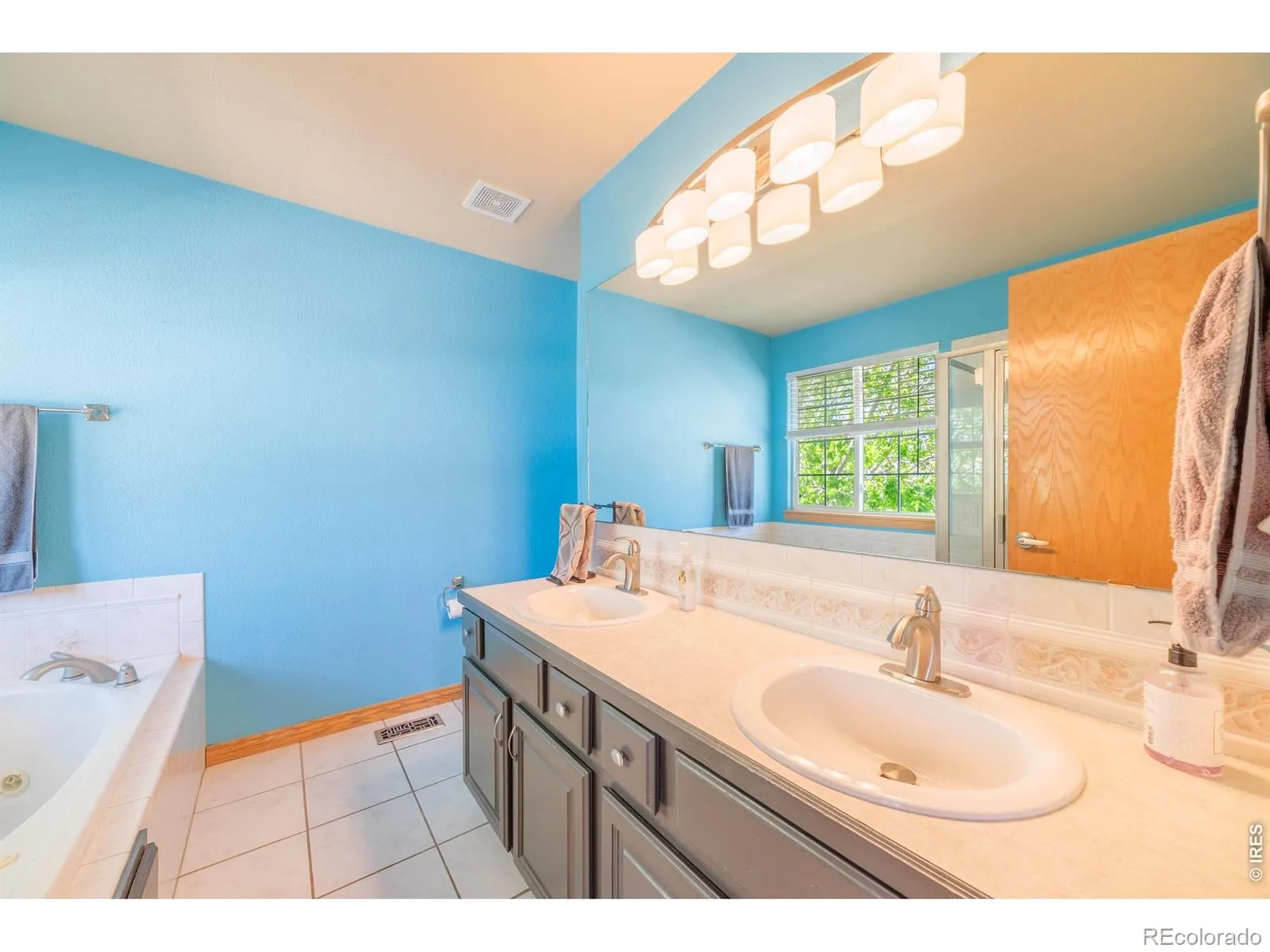 2513 Falcon Drive Longmont CO 80503 MLS #RECIR1059192 05152026203320 1600 34