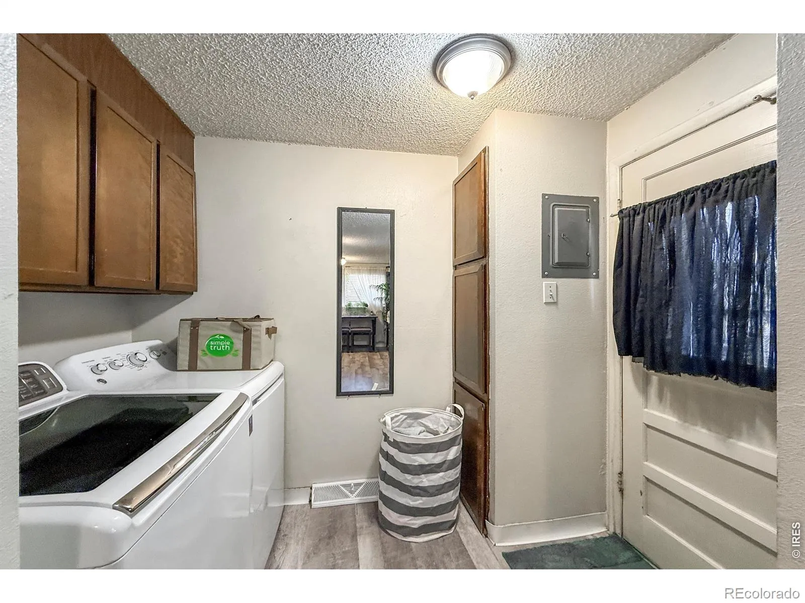 2051-2053 Collyer Street Longmont CO 80501 MLS #RECIR1059278 05162026042609 1600 13