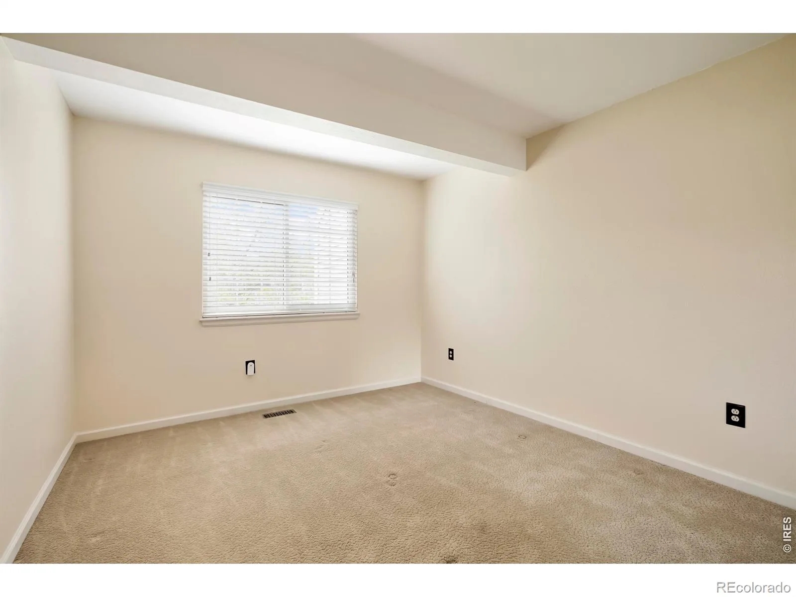54 S Evanston Way Aurora CO 80012 MLS #RECIR1059645 07172026160723 1600 25