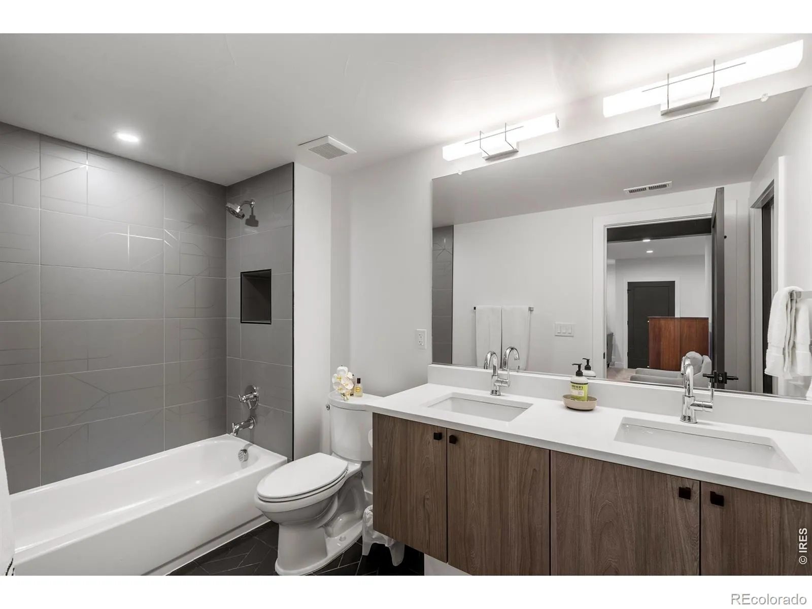 1983 S Saint Paul Street Denver CO 80210 MLS #RECIR1060089 05282026020936 1600 21