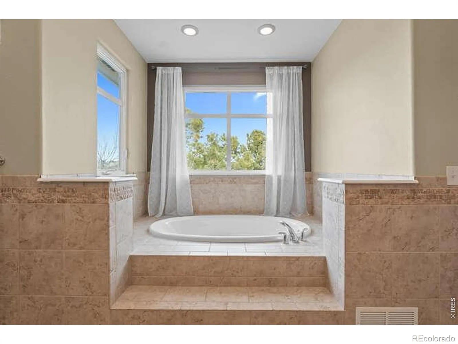 6329 Diamond Ridge Parkway Castle Rock CO 80108 MLS #RECIR1060690 06022026232917 1600 28