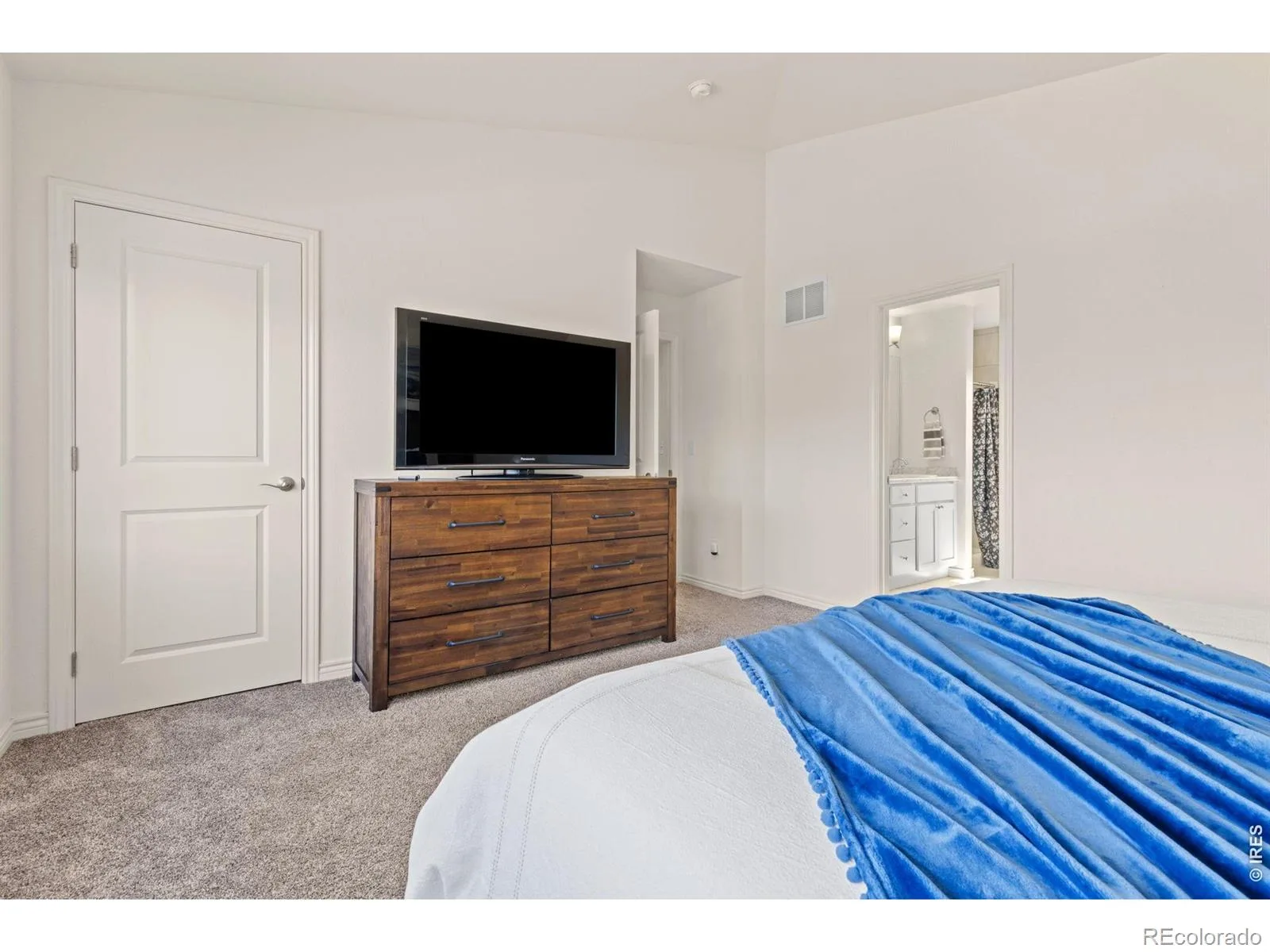 1324 Country Court Longmont CO 80501 MLS #RECIR1061499 06112026204808 1600 13