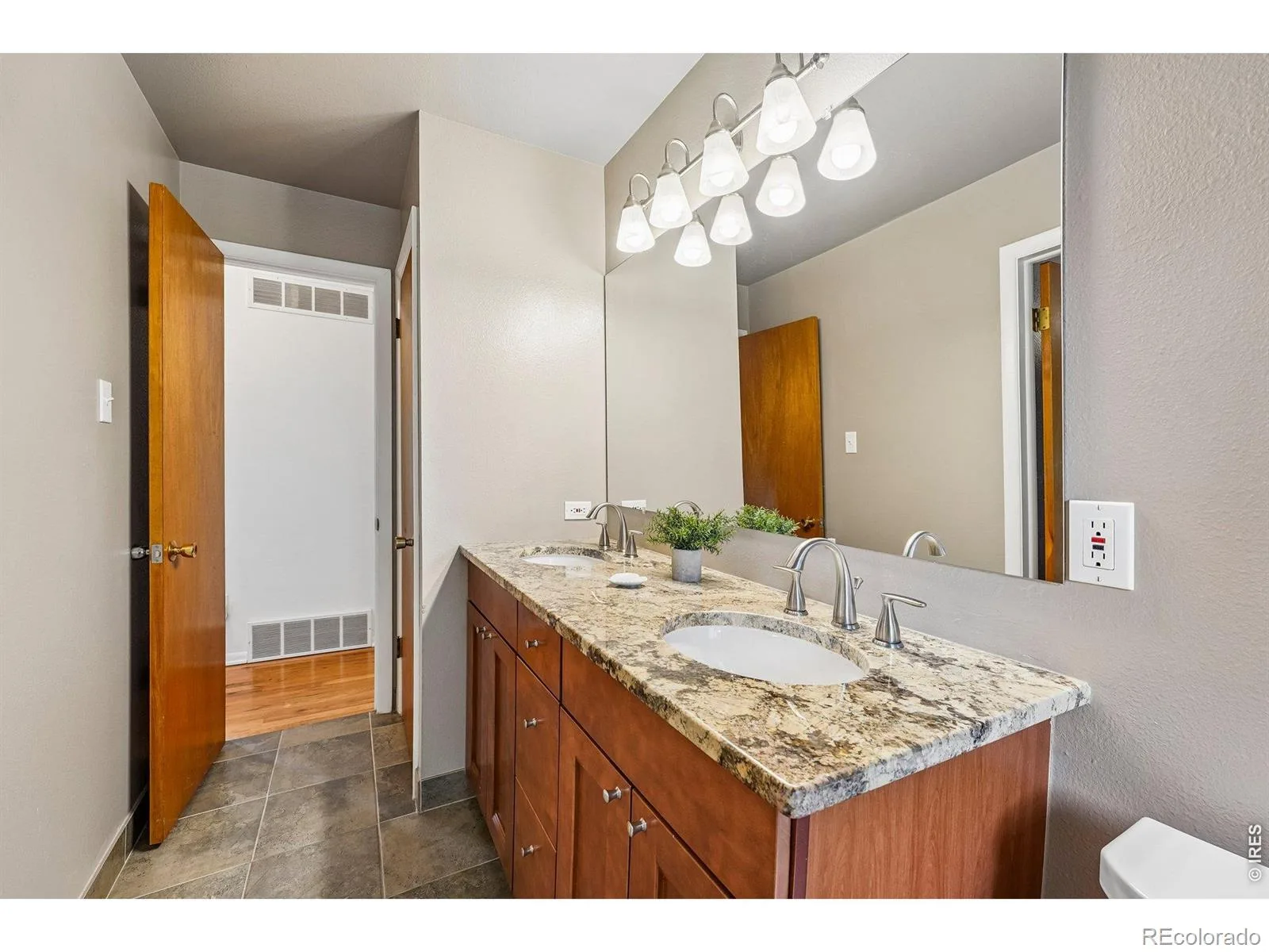 2720 S Chase Way Denver CO 80227 | MLS #REC8737363 07142026194312 1600 21