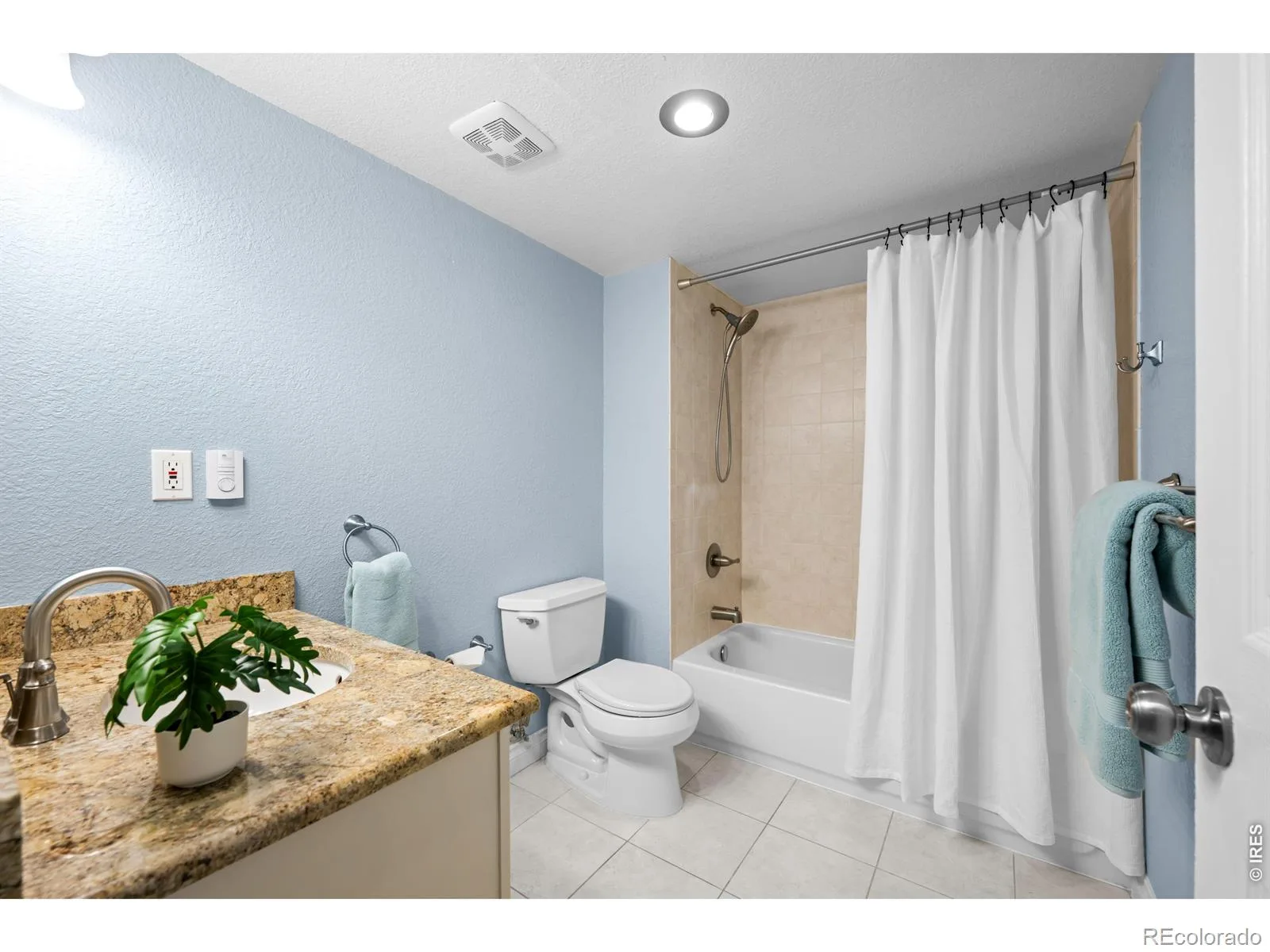 6465 Yank Court #B Arvada CO 80004 | MLS #RECIR1064444 07172026145632 1600 27