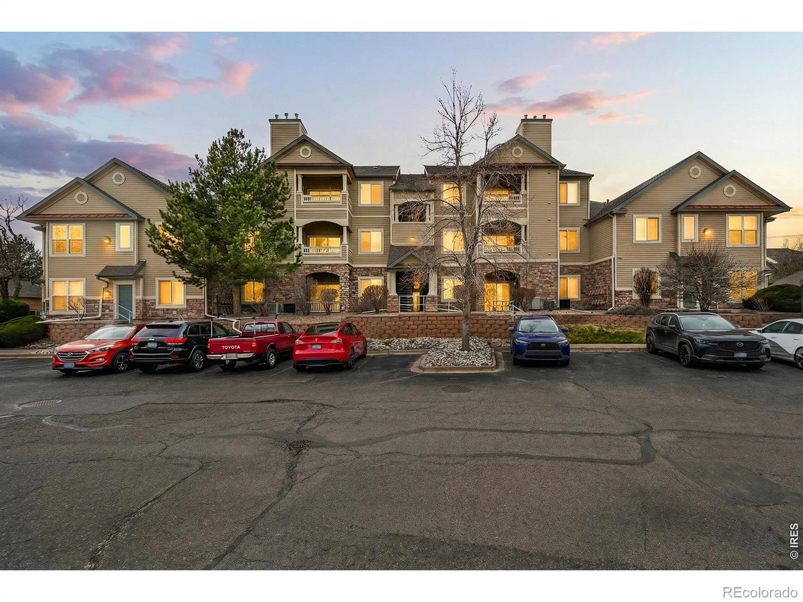 8329 S Independence Circle #306 Littleton CO 80128 | MLS #RECIR1064642 07202026194335 1600 44