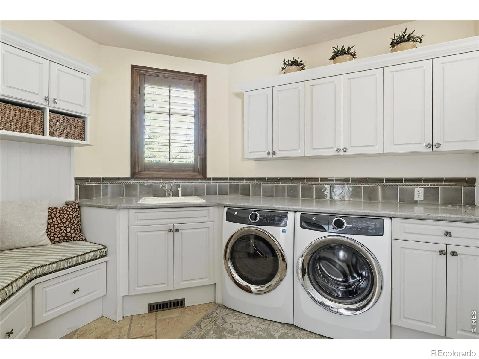 4053 E Iris Court Greenwood Village CO 80121 | MLS #RECIR1064995 07302026005548 1600 19