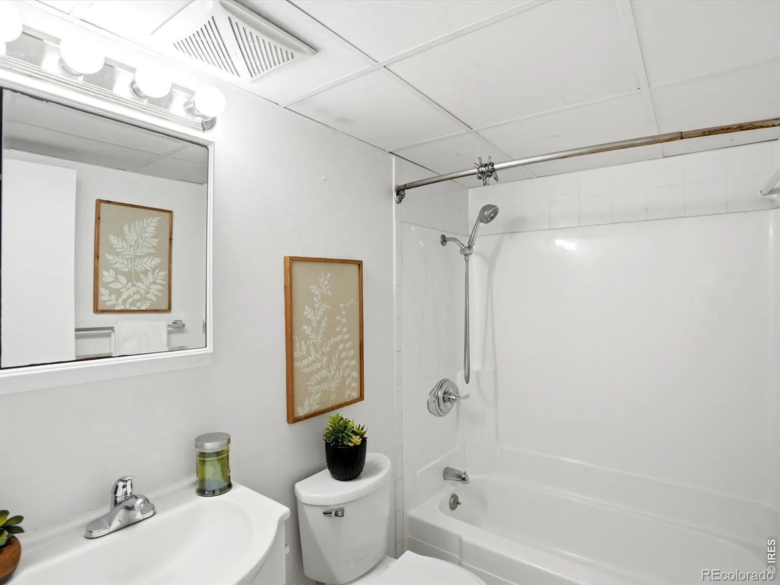 2120 S Vaughn Way #206F Aurora CO 80014 | MLS #RECIR1066146 08102026210246 1600 18
