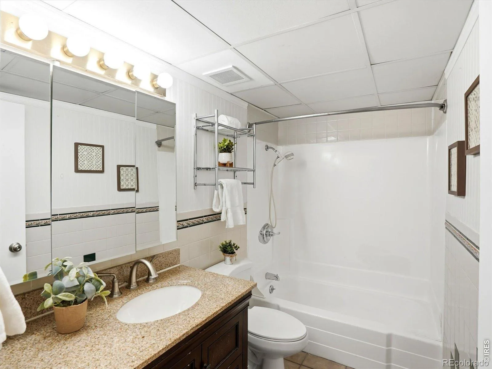 2120 S Vaughn Way #206F Aurora CO 80014 | MLS #RECIR1066146 08102026210246 1600 24