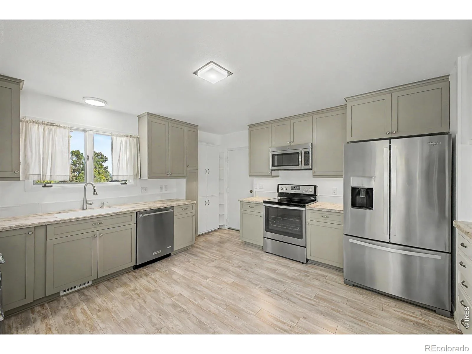 2555 Queen Street Lakewood CO 80215 | MLS #RECIR1066850 08202026180833 1600 7