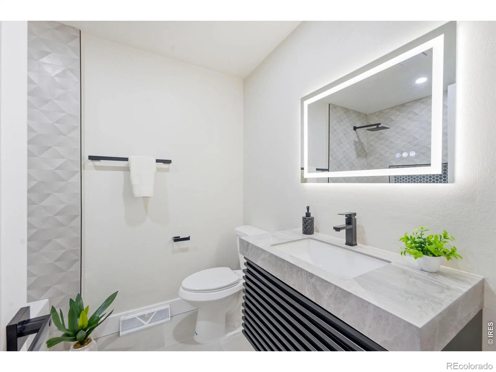 2126 S Yarrow Street Lakewood CO 80227 | MLS #RECIR1067205 08252026215218 1600 19
