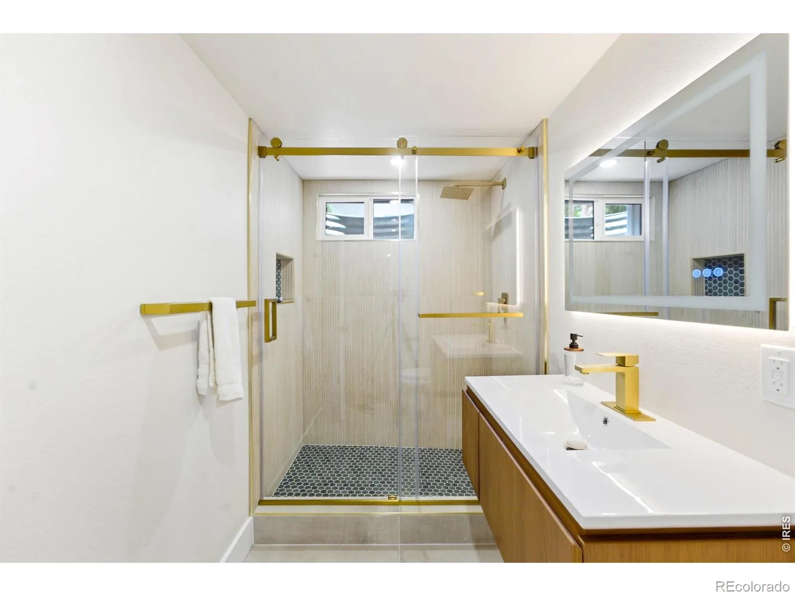 2126 S Yarrow Street Lakewood CO 80227 | MLS #RECIR1067205 08252026215218 1600 21