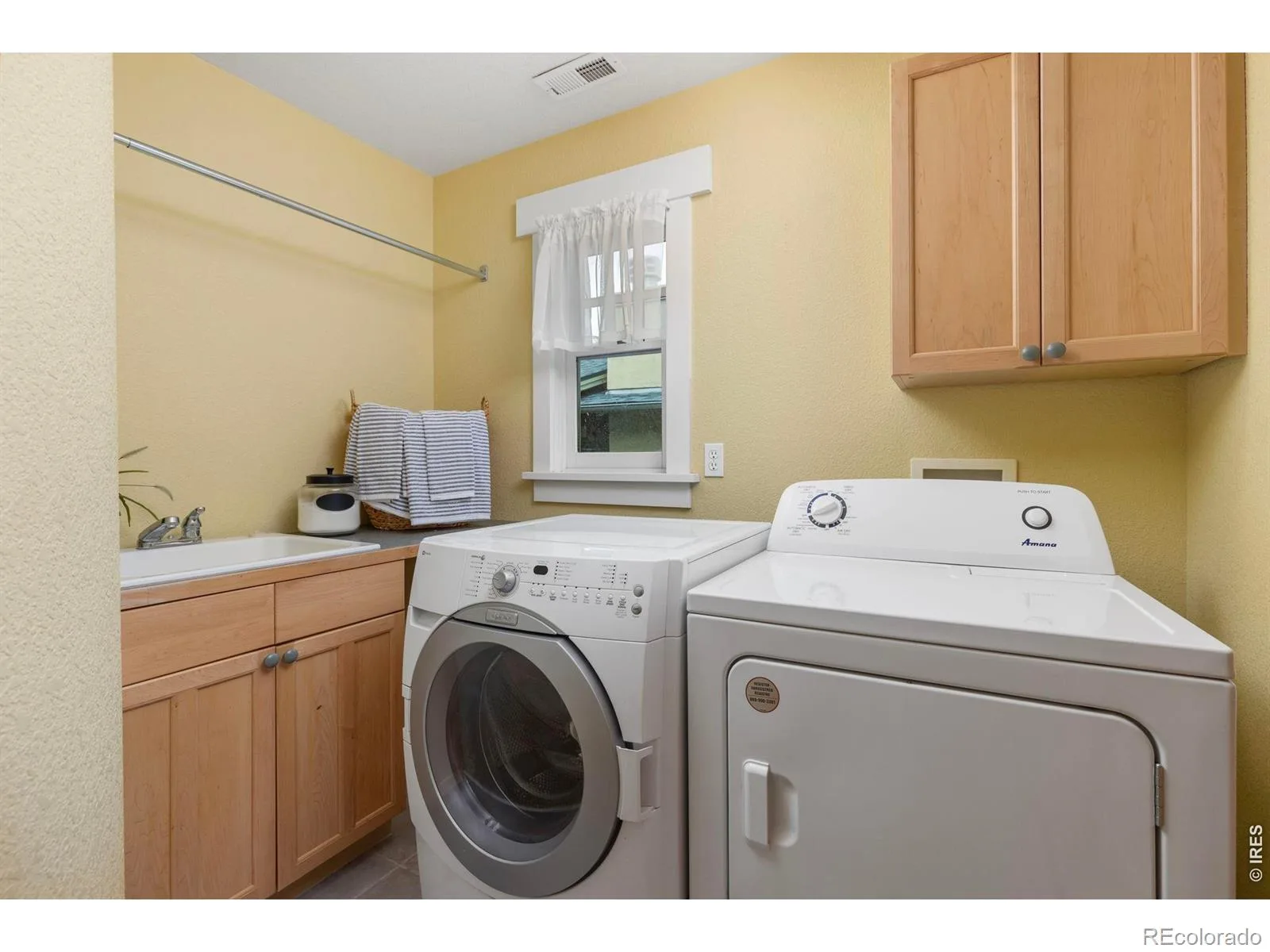 818 Confidence Drive Longmont CO 80504 | MLS #RECIR1067297 08272026004616 1600 27