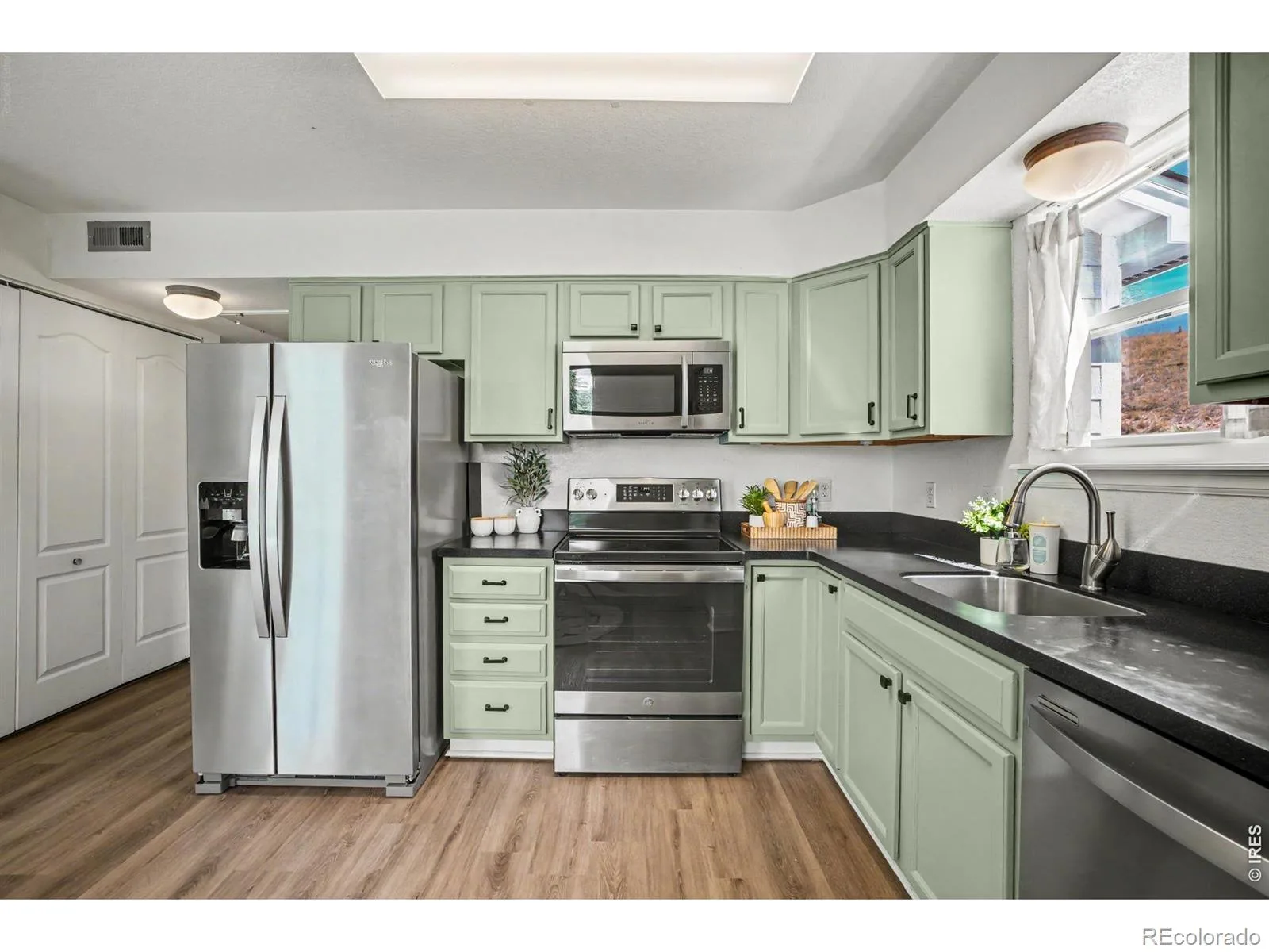 1629 S Deframe Street #B8 Lakewood CO 80228 | MLS #RECIR1067531 08292026145315 1600 9